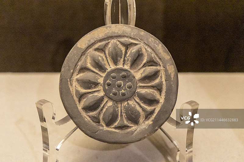 莲花纹瓦当【六朝；泥质灰陶，莲房上嵌饰莲子7颗，围绕莲房放射性展开莲花9瓣。中国园林博物馆】图片素材