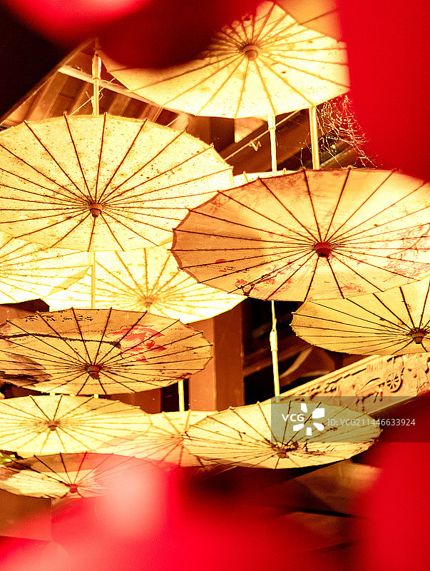 成都琴台路，夜景下的油纸伞图片素材