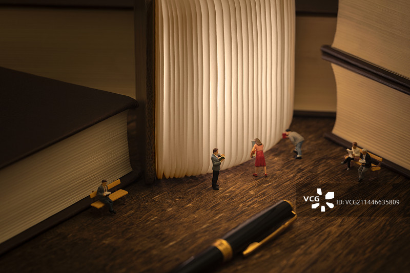 微缩创意发光的书与看书的人群图片素材