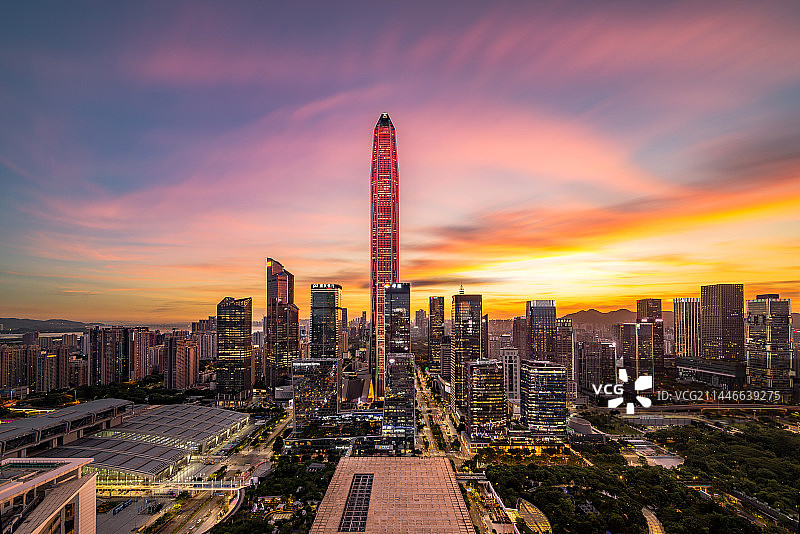 深圳市福田平安金融中心火烧云晚霞全景图片素材