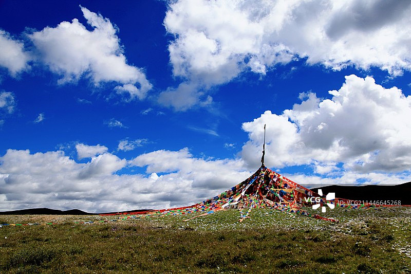 青海果洛久治县天空下的经幡图片素材