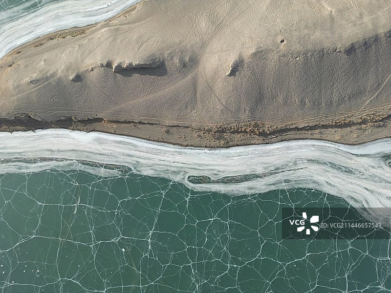 新疆吐鲁番交河故村水库冬天结冰蓝绿色水库冰裂纹图片素材