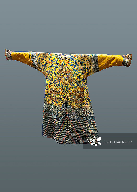 古代皇帝正式场合服装，龙袍，马蹄䄂图片素材