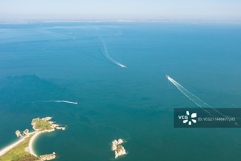 航拍俯瞰岛屿大海轮船图片素材