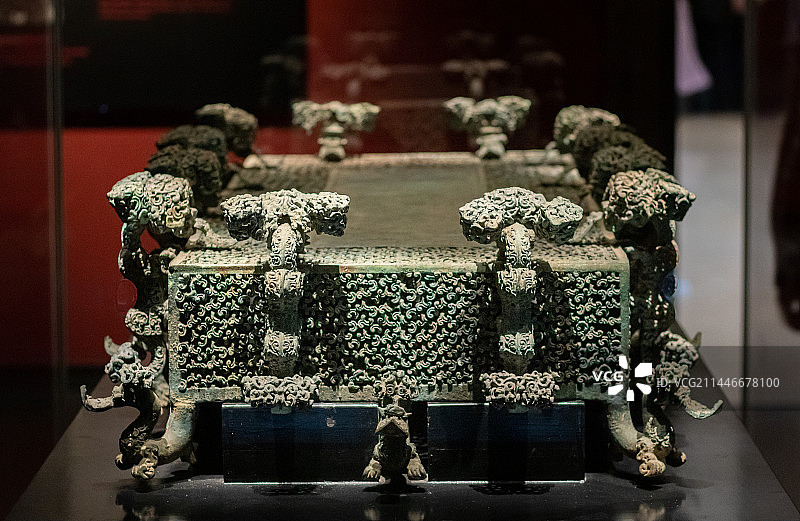 河南博物院藏春秋云纹铜禁图片素材