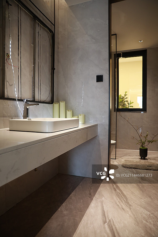 现代奢华装饰的卫生间图片素材