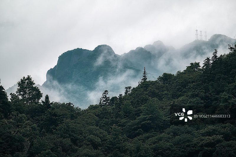 云雾中图片素材