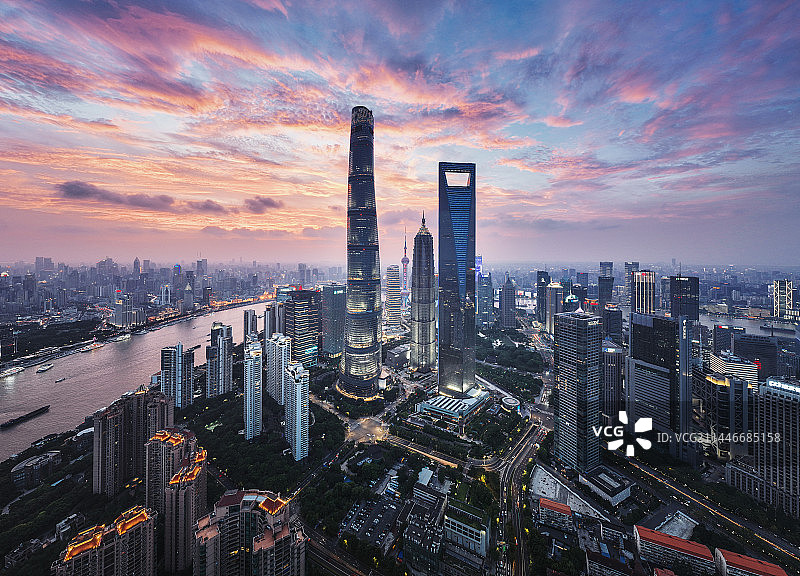 上海浦东陆家嘴四件套东方明珠金茂环球金融中心上海中心大厦黄浦江日落晚霞火烧云图片素材