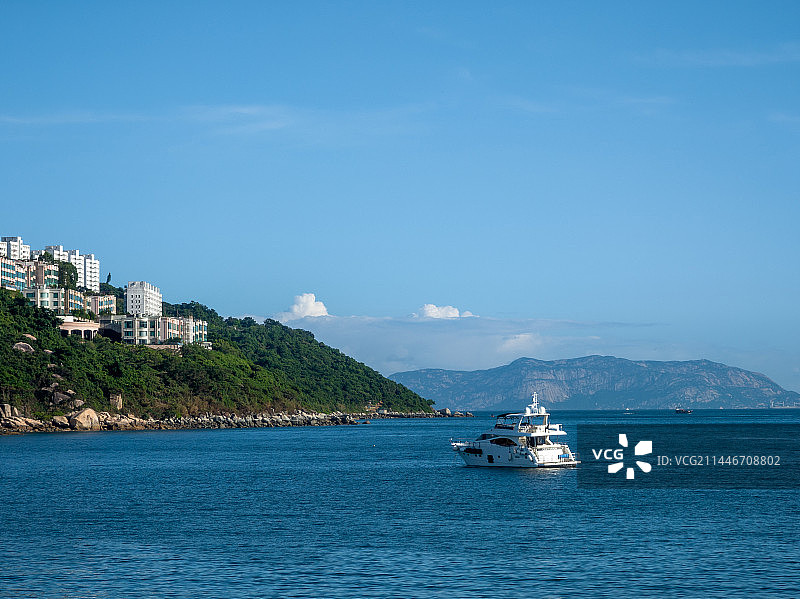 半山别墅与海中的游艇图片素材