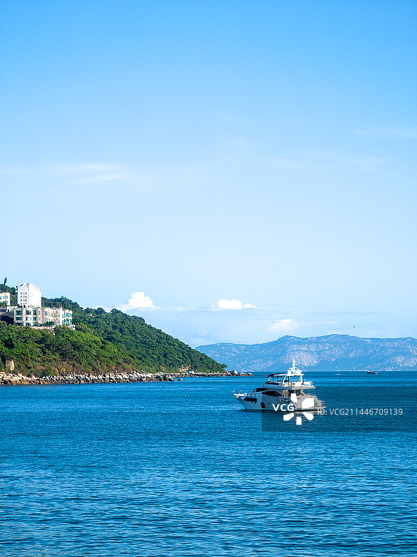 半山别墅与海中的游艇图片素材