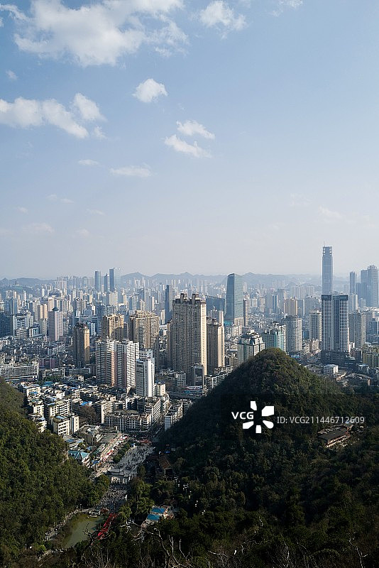 从黔灵山山顶俯瞰贵阳全景图片素材