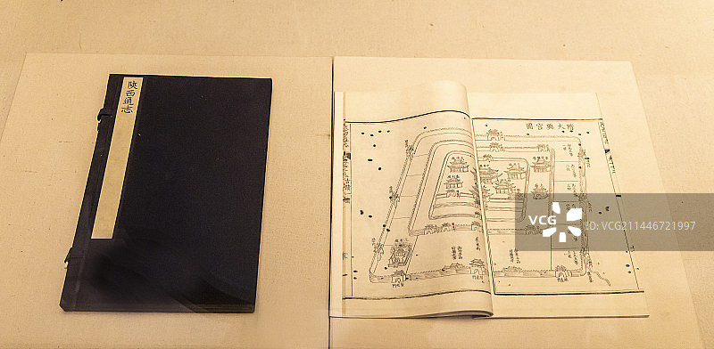 《陕西通志》【复制品，（明）汪道亨等撰，原件国家图书馆藏；右为《陕西通志》中所附的唐华清宫图】图片素材