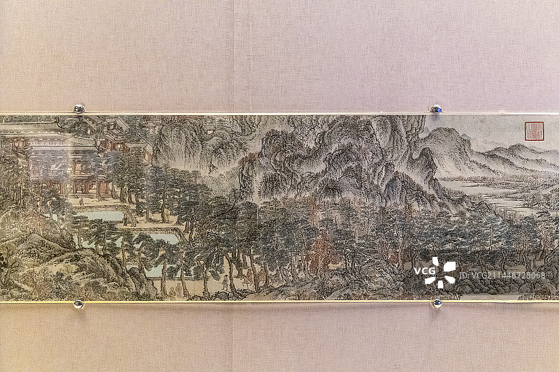 王蒙《太白山图》卷（仿制品，元代，纸本设色，原件辽宁省博物馆藏；图绘浙江太白山天童寺及其周围景物）图片素材