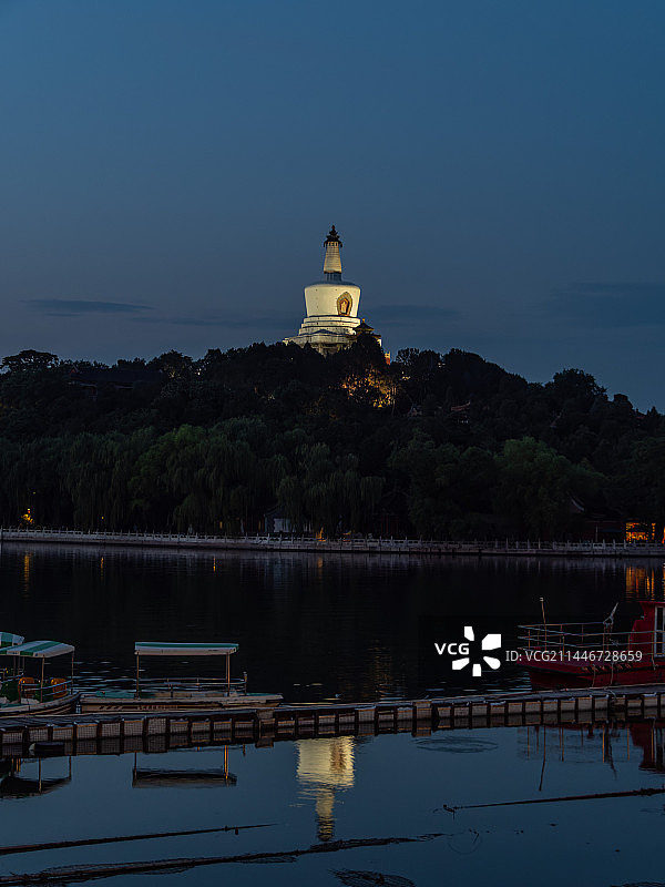 夜色下的北海公园白塔图片素材