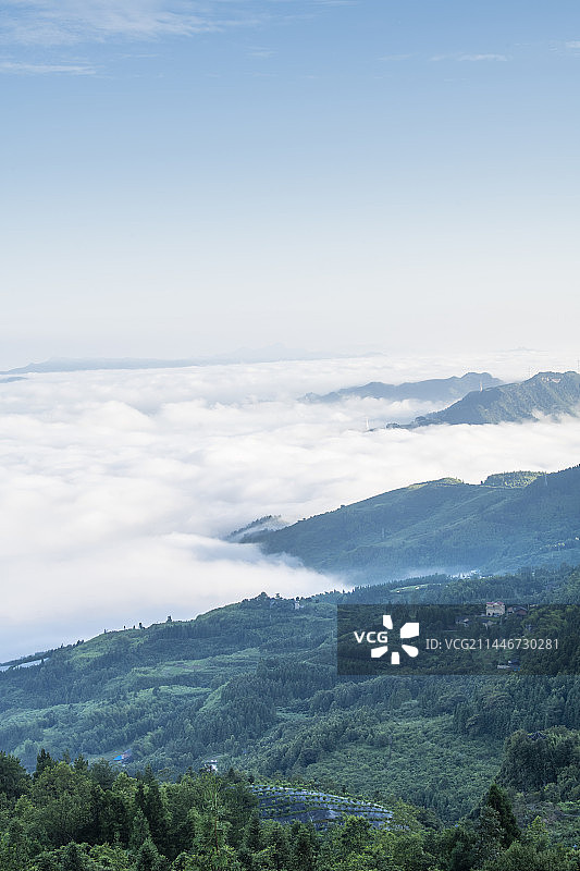 云雾中的重庆万盛经开区黑山镇田园风光图片素材