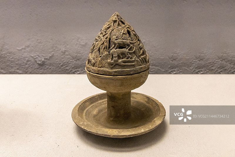 狩猎纹陶熏炉（汉代；泥质灰陶，炉体呈豆形，上有盖，盖高而尖，镂空作采桑狩猎图，采用博山炉造型）图片素材