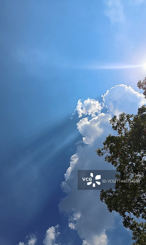 蓝天白云  阳光  射线  丁达尔图片素材