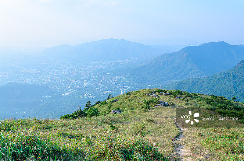 香港大帽山郊野公园山顶草地自然风光图片素材