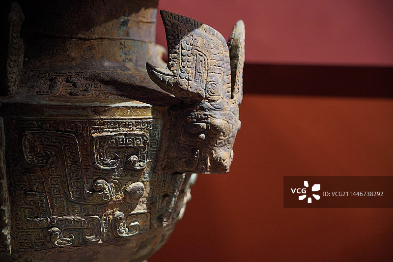 湖南省博物馆藏商代牺首铜方尊图片素材