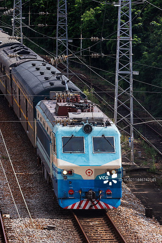 从深圳出发的长途绿皮火车图片素材