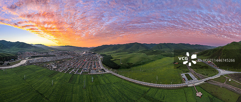 甘南碌曲草原上美丽的朝霞图片素材