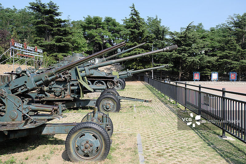 西炮台公园露天展示的退役火炮图片素材
