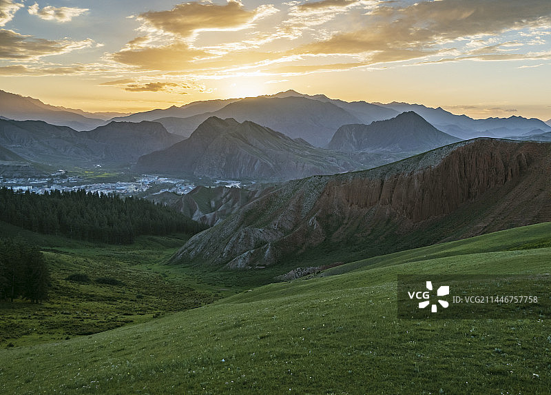 青海祁连县卓尔山日落图片素材