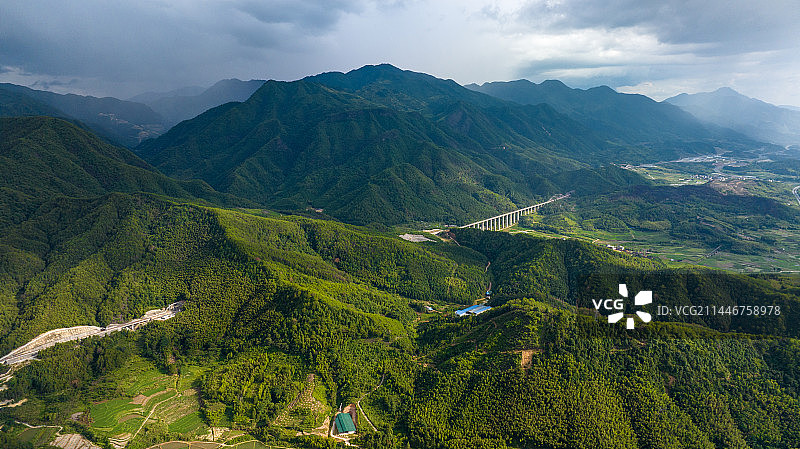 航拍郊外的山脉自然风光图片素材