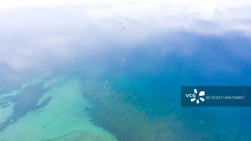航拍云南丽江泸沽湖水面上的猪槽船图片素材