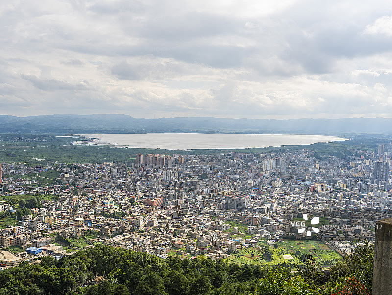 在威宁凤山寺山顶看威宁县城全景图片素材