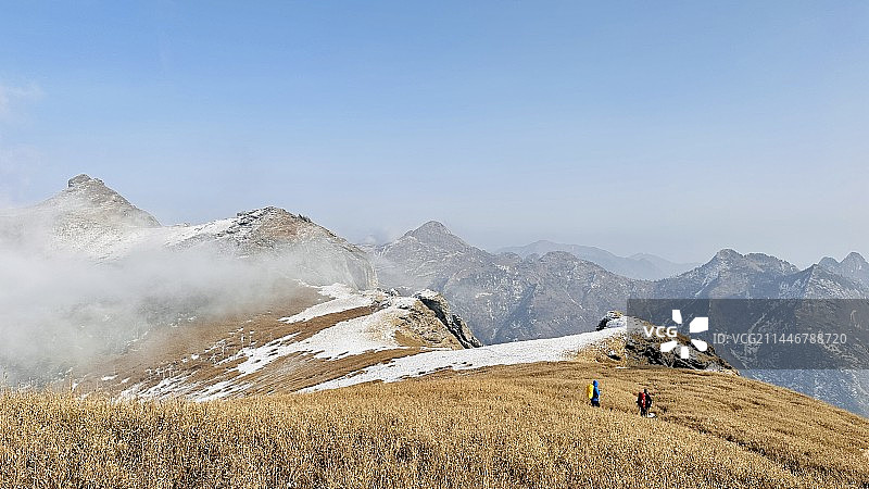 冬日徒步山景图片素材