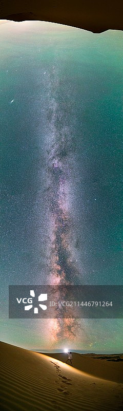 探索腾格里沙漠垂直银河图片素材