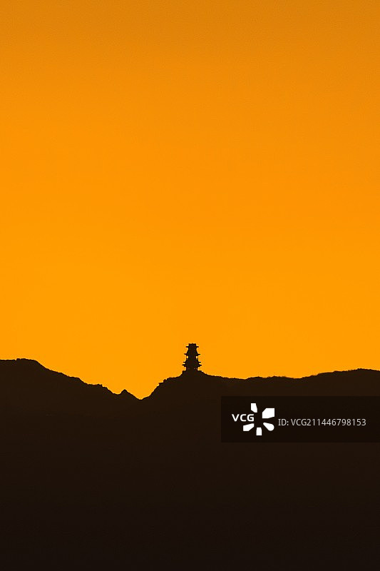 秋分橘色天空衬托下的北京定都阁剪影景观图片素材