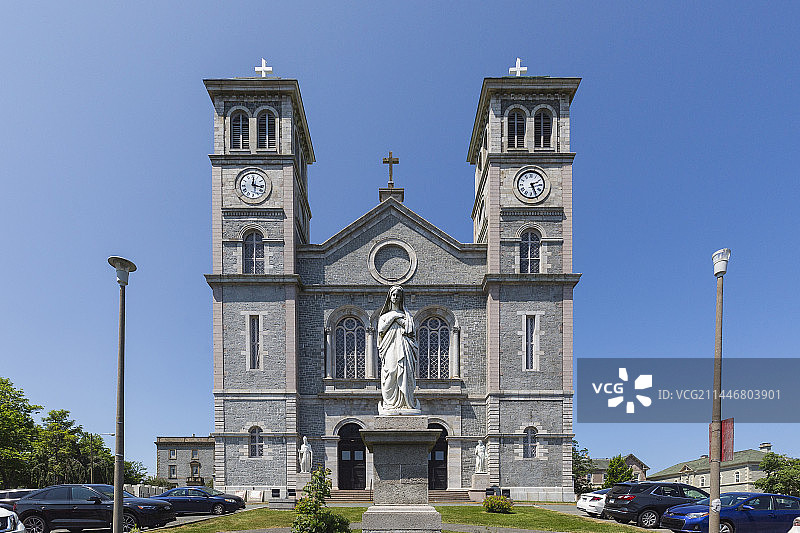蓝天映衬下的历史建筑——位于纽芬兰圣约翰斯市区的施洗者圣约翰大教堂图片素材