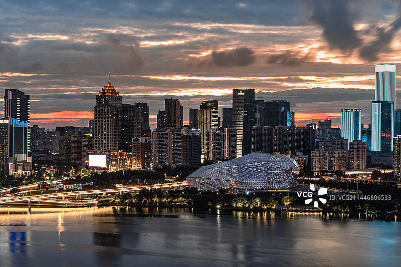 大雨过后的火烧云图片素材