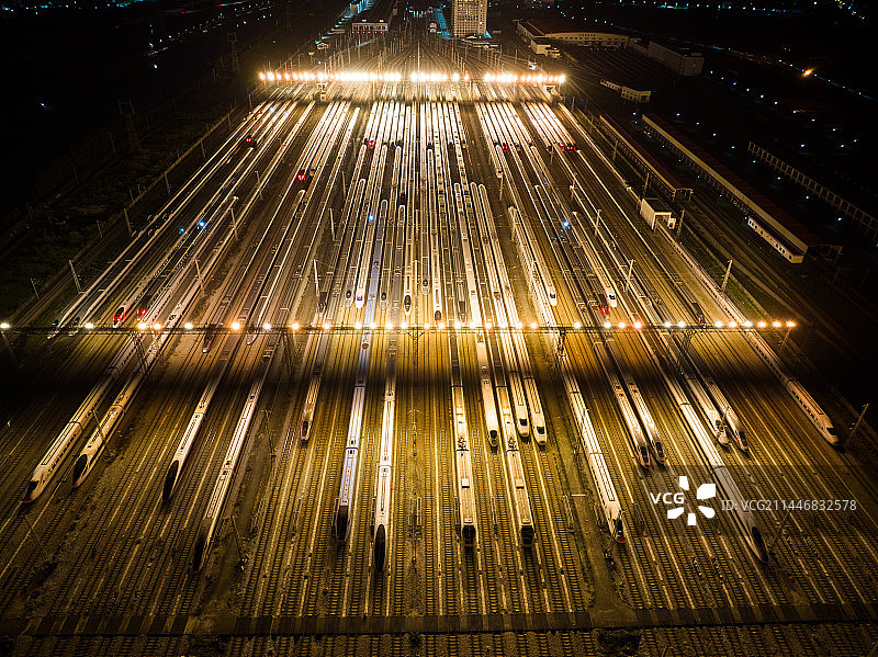 广东省广州南站高铁夜景、夜晚排列的高铁、高铁站夜景、复兴号图片素材
