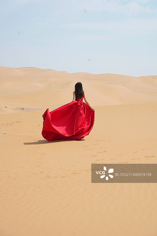 沙漠中的女人图片素材