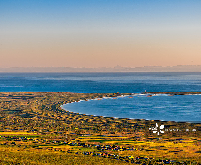 朝阳中的青海湖二郎剑图片素材