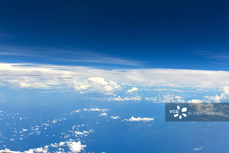海南高空蔚蓝的蓝天和映衬的白云图片素材