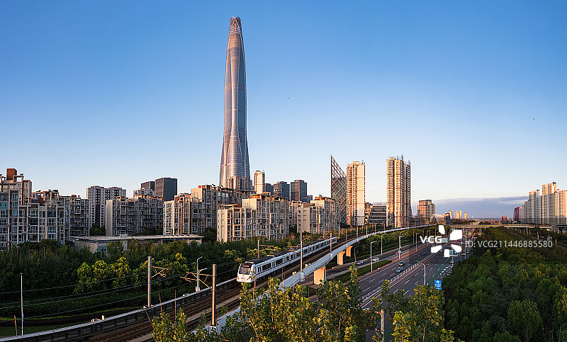 黄昏地铁驶过天津滨海新区周大福金融中心图片素材