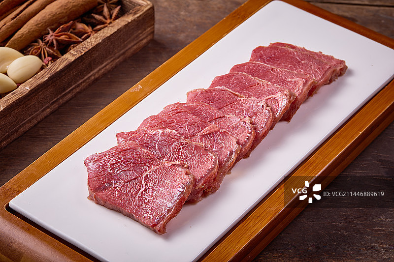 装在白盘子里的卤味酱牛肉图片素材
