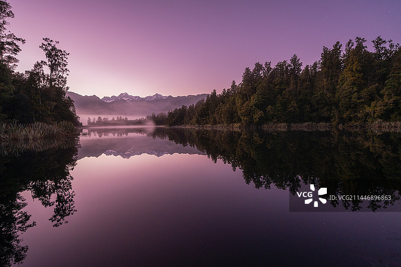 马瑟森湖（Lake Matheson）拂晓图片素材