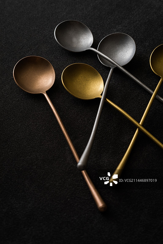 餐桌上的金色铜色不锈钢刀叉勺图片素材