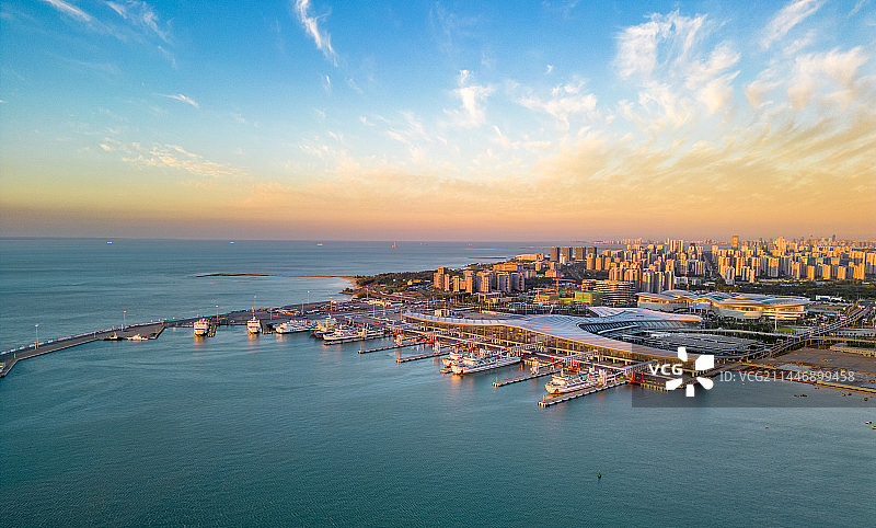 海南海口新海客运枢纽港口高视角航拍日落晚霞金色时刻图片素材