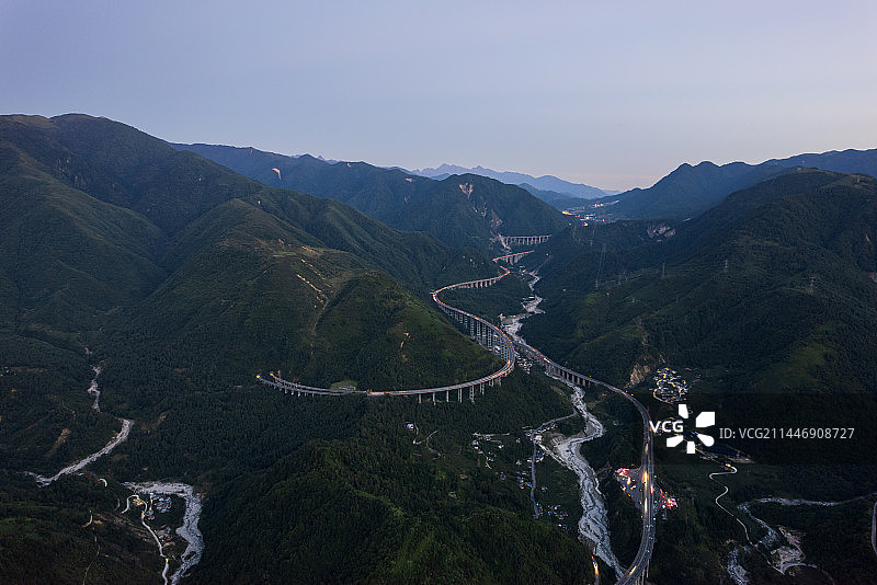 京昆高速雅西高速段，双螺旋结构干海子特大桥夜景航拍图片素材