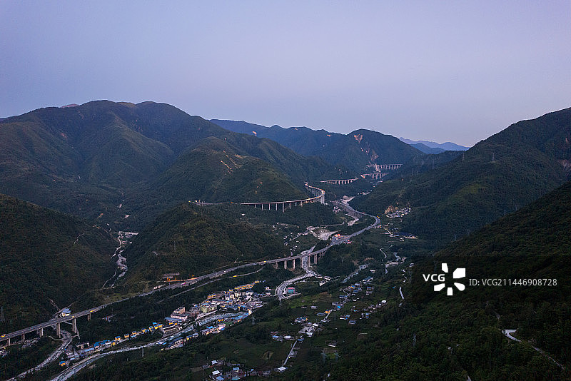 京昆高速雅西高速段，双螺旋结构干海子特大桥夜景航拍图片素材