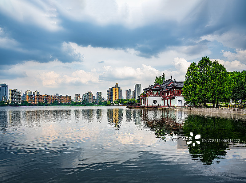 南京莫愁湖，城市水上地平线图片素材