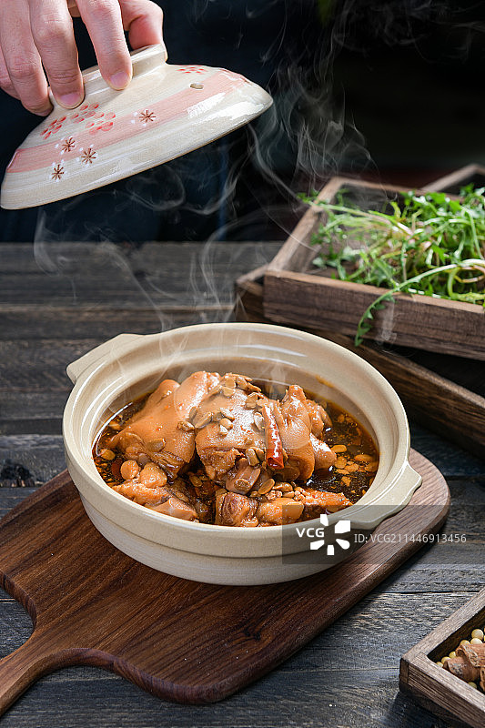 木板桌美味中国菜炖猪蹄酱猪蹄菜单美食摄影图片素材