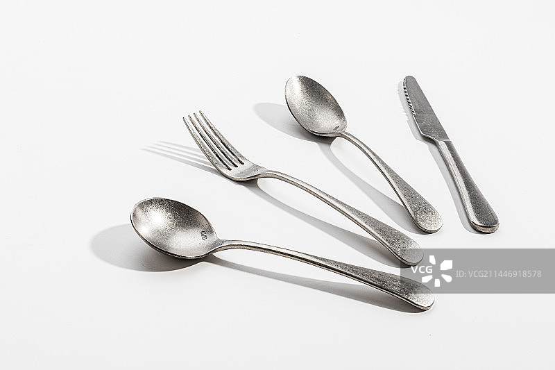 餐桌上的复古银色不锈钢刀叉勺图片素材
