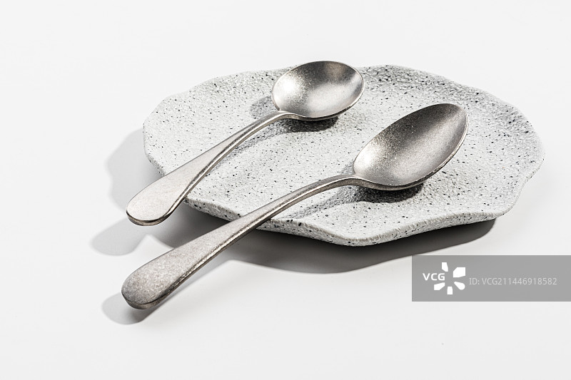 餐桌上的复古银色不锈钢刀叉勺图片素材